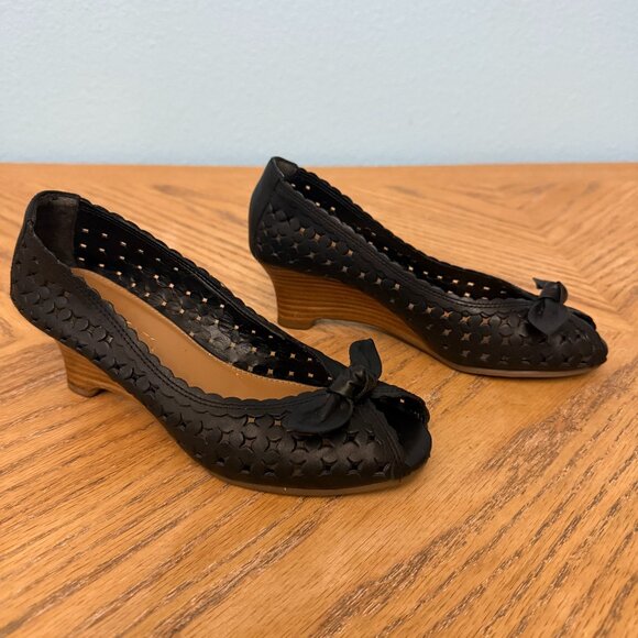 Aerosoles Wedge Heel Peep Toe Sandals Top Bow Black Leather  Womens Shoes Sz 6 M - Picture 1 of 9